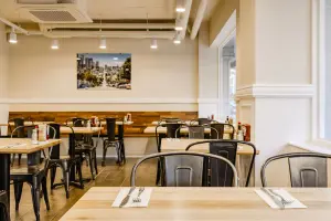 우드와 철재가 어우러진 캐주얼 다이닝 카페 인테리어